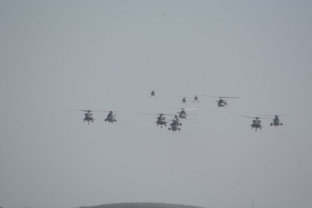 Los helicópteros de la Armada se aproximan a la base aeronaval de Rota durante el desfile aéreo.