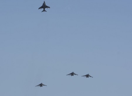 Cuatro Harrier realizaron una formación del Hombre Perdido durante el homenaje a los caídos.