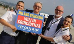 Ryanair Bergamo David O’Brien, director comercial de Ryanair y Emilio Bellingardi, director general de SACBO, operadora del aeropuerto de Bérgamo, junto alos TCP de Ryanair Iris Ghelfi y Francesco Gennari celebran el anuncio de las conexiones en el aeropuerto.