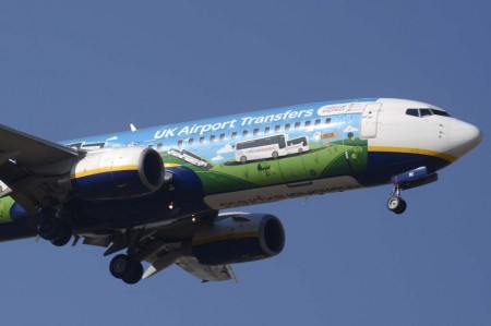 Boeing 737 de Ryanair decorado con publicidad de la empresa de autobuses británica National Express.