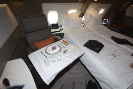 Dos suites de primera clase del A380 unidas y con las camas listas para ocuparse.