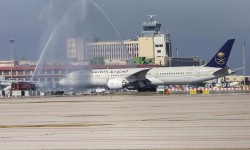 Saudia Boeing 787 Barajas arco de agua
