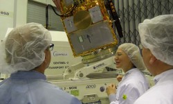 Sentinel 03 Gunn Schweickert explica a Josef Aschbacher las principales características del Sentinel-2B