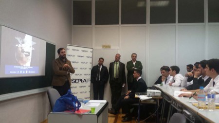 Sepla Aerotec presentación Eduardo Cadenas de Sepla se dirige a los alumnos de Aerotec en la presentación de la figura del asociado.