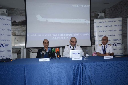Javier Gómez Barrero, Ariel Shocrón y Agustín Guzmán en la presentación del análisis del informe del accidente del MD-83 de Switair.