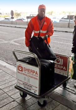 Servicio de maleteros en el aeropuerto de Madrid Barajas