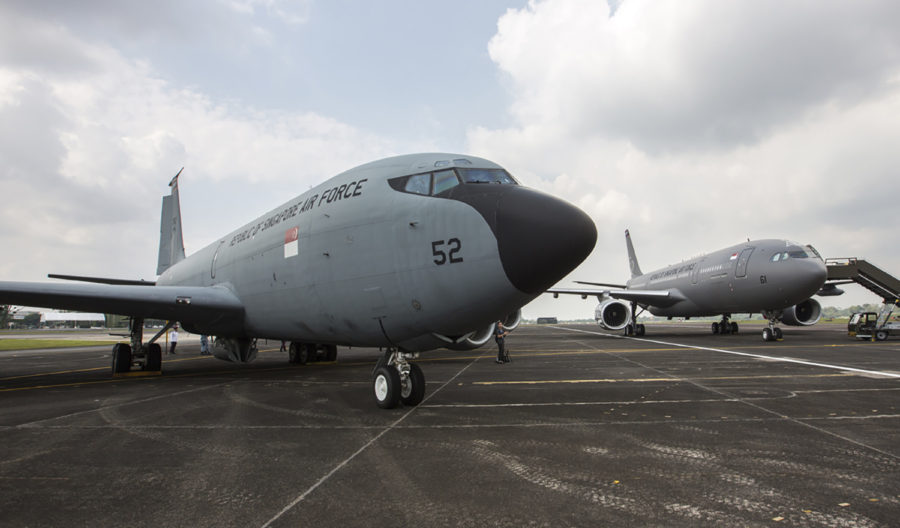 Uno de los KC-145 que Meta a comprado a Singapur, y detrás uno de los A330MRTT que los han sustituido.