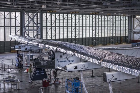 El Solar Impulse 2 en el hangar donde ha sido reparado tras su vuelo desde Japón.