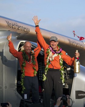 Bernard Picard y André Borschberg celebran la llegada a Hawaii del Solar Impulse 2 con el segundo de ellos a los mandos.