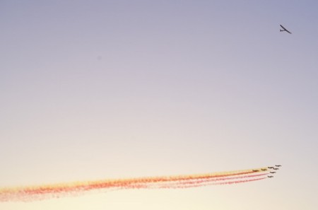 El Solar Impulse 2, arriba a la derecha, con la Patrulla Águila sobre Sevilla.