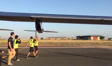 Traslado del Solar Impulse 2 hacia el hangar tras su aterrizaje en Sevilla.