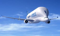 Super Beluga Los nuevos Beluga aumentarán de forma importante la capacidad de carga de Airbus para trasladar componentes entre sus factorías.