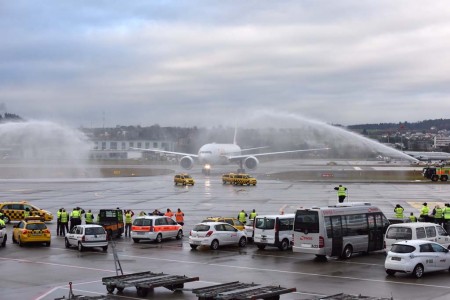 El Boeing 777 fue recibido en Zurich con el tradicional arco de agua.