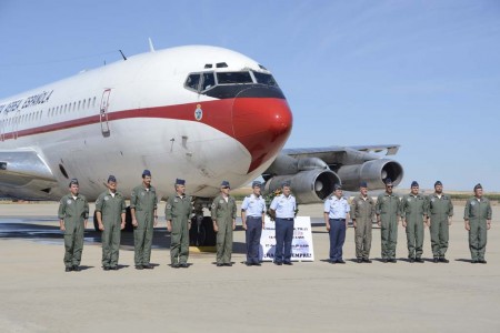 El jefe del Estado Mayor del Aire y los mandos de la base de Torrejón y Grupo 47 posaron con la tripulación del último vuelo.