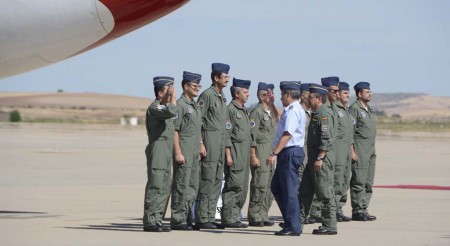 El general García Arnáiz saluda a la tripulación del vuelo de despedida del Boeing 707 del Ejército del Aire español.