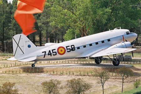 El C-47 que se muestra en el seello del centenario se encuentra expuesto en Matacán con los colores militares que portó depués de los de Iberia.