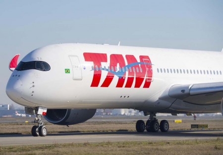 LATAM, matriz de TAM sigue sin desvelar como será la nueva imagen corporativa de su grupo de aerolíneas. El primer A350 de TAM luce los colores habituales de la compañía.