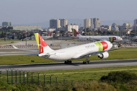 Airbus A330 de TAP Air Portugal despegando del aeropuerto de Lisboa.