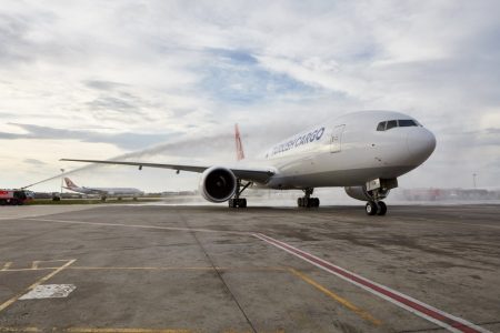El primer Boeing 777F de Turkish Airlines a su llegada a Estambul tras su vuelo de entrega.