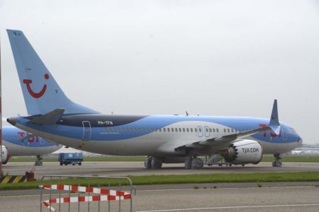 Boeing 737 MAX de TUI almacenado en el aeropuerto de Amsterdam Schiphol.