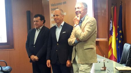 De izquierda a derecha, Juan Manuel Gallego, Christoph Debus y Álvaro Middelmann de Thomas Cook.