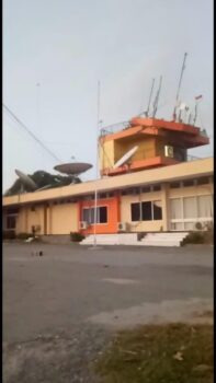 La torre de control del aeropuerto de Palu tras el terremoto de 2018.