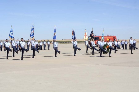 La ceremonia de despedida ha sido eminentemente castrense, con revista de tropas, homenaje a los caídos por España y desfile aero-terrestre. 