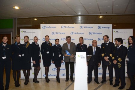 Juna José Hidalgo y Miguel Calahorrano, embajador de Ecuador en España junto a la tripulación del primer vuelo de Air Europa a Guayaquil.