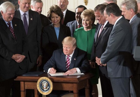 El presidente Trump firma la carta de inciativa que pone en marcha la privatización del sistema de control aéreo de Estados Unidos.