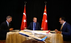 Turkish y boeing Momento de la firma del acuerdo entre Boeing y Turkish Airline, con presencia del Vicepresidente de Boeing Ray Conner, el presidente turco Erdogan, y el de Turskis Airline, Ilker Aycl.
