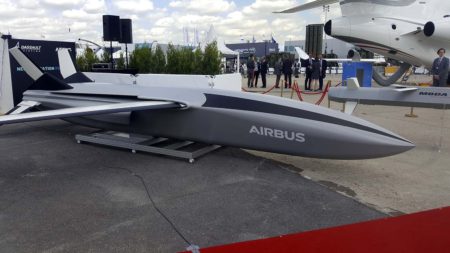 Propuesta de UCAV de Airbus mostrada en el salón de Le Bourget.