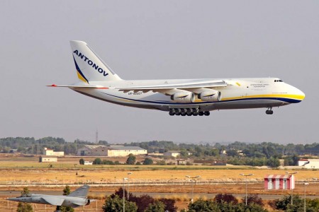 En An-124 que ha trasladado el EC225 a Marsella y Gaborone es el mayor avión que jamás ha aterrizado en Albacete.