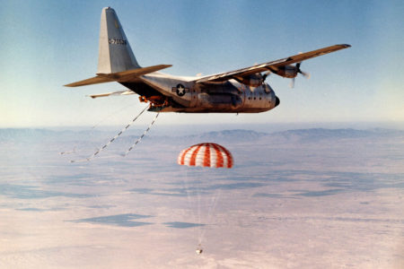 Imagen de la USAF de la recuperación en vuelo de una cápsula  fotográfica mediante un C-130 .
