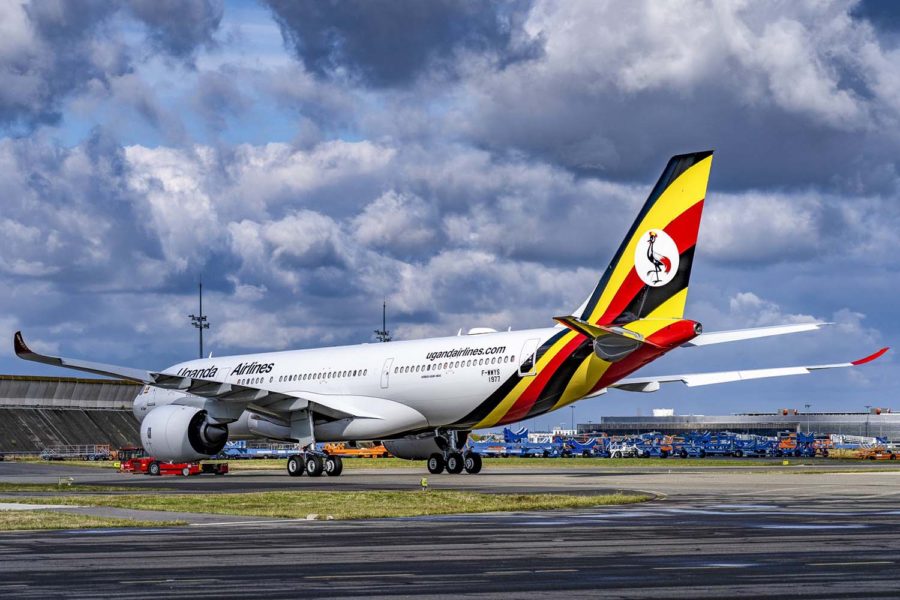 El primer A330-800 de Uganda Airlines en Toulouse tras salir del hangar de pintura de Airbus.