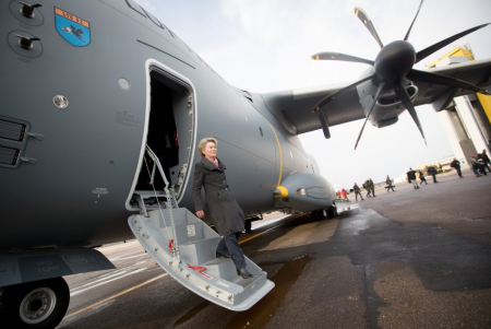 Ursula von der Leyen desciendo del A400M a su llegada a Lituania.