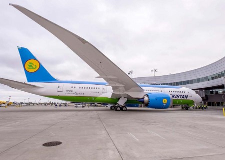 El B-787 de Uzbekistan Airways en el centro de entregas de Boeing en Everett poco antes de partir haciaTashkent, capital de Uzbequistán.
