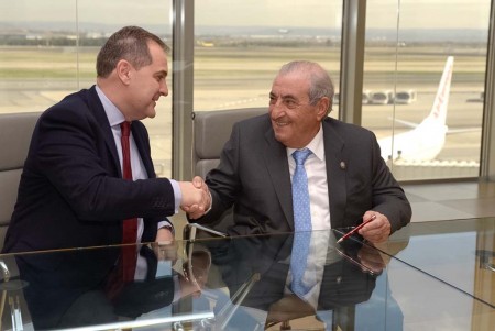 José Manuel Vargas y Juan José Hidalgo tras la firma de la cesión de la parcela para un hangar para aviones Boeing 787 en el aeropuerto Madrid Barajas.