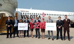 Volotea 12 millones Paolo Palombi, sujentando el núemro 12, junto a representantes de Volotea, el aeropuerto de Verona, la agencia Welcome Travel y la tripulación del vuelo.