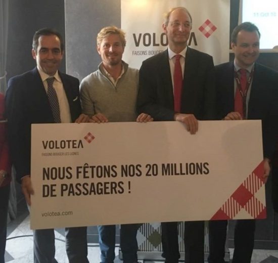 De izquierda a derecha: Carlos Muñoz, consejero delegado de Volotea; Laurent Lannou, pasajero 20 millones de Volotea; Pascal Personne director del aeropuerto de Burdeos; Edo Friart, director de Desarrollo Internacional de Volotea y tripulantes de cabina de Volotea.
