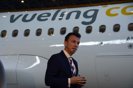 David Garcia Blancas durante su presentación de los nuevos servicios y el A320neo de Vueling.