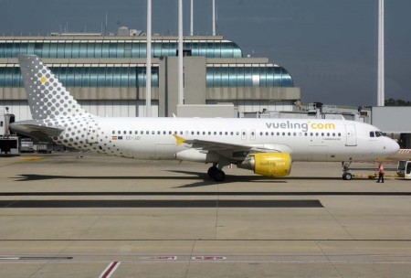 Airbus A320 de Vueling en el aeropuerto de Roma Fiumiccino, una de la dos bases fuera de españa de la compañía, y en las que Sepla denuncia que la aerolínea española no aplica a los pilotos allí basados en convenio firmado para este colectivo.