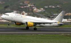 Vueling_TFN01 Vueling quiere llegar a operar 70 aviones en el verano de 2013.