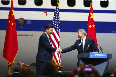 Xi Jinping y Ray Conner se saludan a la llegada del presidente chino a Boeing.
