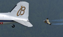 SWITZERLAND JETMAN YVES ROSSY DC-3 Dos de los patrocinados por Breitling,un DC-3 y un hombre cohete, han volado en formación sobre el lago Lucerna.
