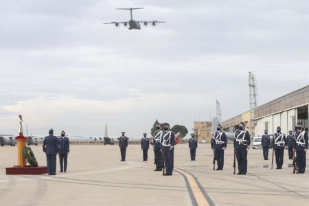 Ceremonia de despedida del C-130 en el Ala 31. Al fondo se pueden ver varios C-130 con parte de sus motores desmontados.