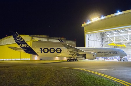 Salida del hangar de pintura del primer Airbus A3501000.