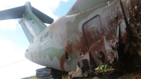 Aspecto del fuselaje trasero del KC-390 PT-ZNF tras su accidente.