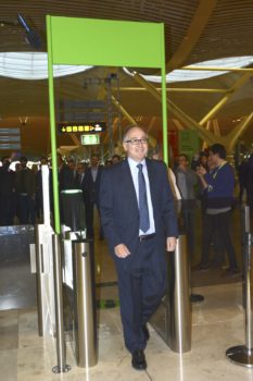 Luis Gallego, presidente de Iberia pasa el control biométrico de acceso al control de seguridad de la T4.