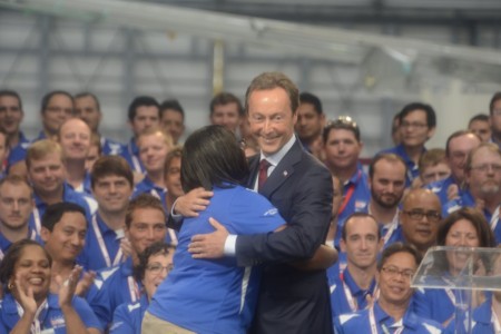 Fabrice Bregier se abraza con una representante de los trabajadores de ka factoría de Airbus en Mobile al final de la ceremonia de inauguración.