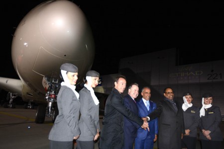 Fabrice y James Hogan junto a otros directivos de Etihad frente al primer A380 de la compañía.